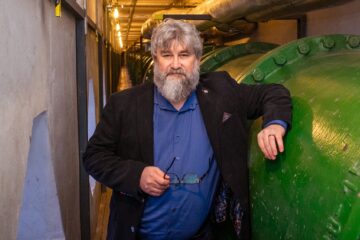 Radní Michal Hroza a potrubí v Podolské vodárně