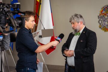 Radní Michal Hroza odpovídá na dotaz novináře